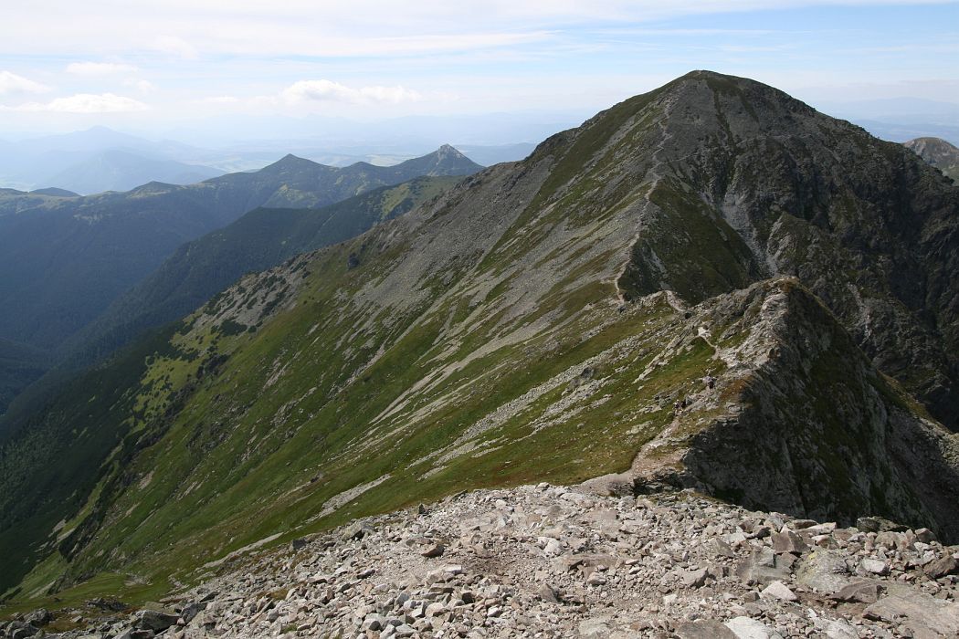 pachola.jpg - Pachoľa, úplne vzadu Babky a Sivý vrch