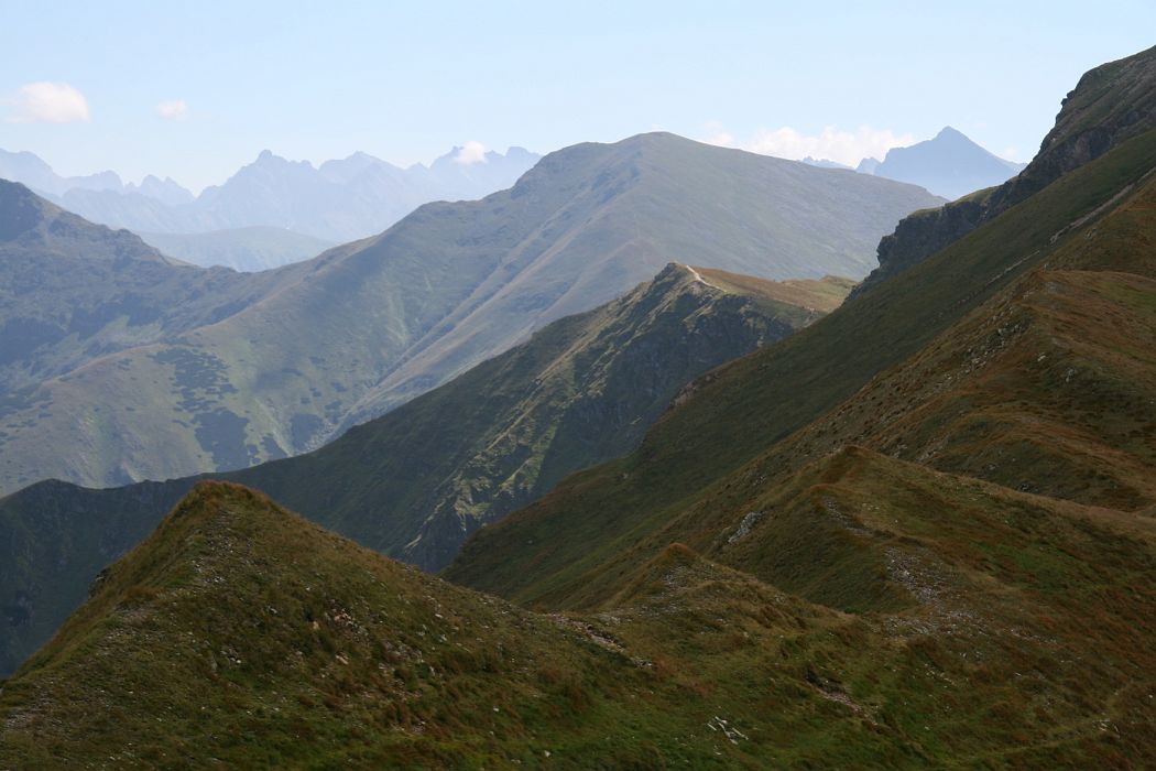 rackovo_sedlo_tatry.jpg - Z Račkovho sedla na východ, vpravo Kriváň