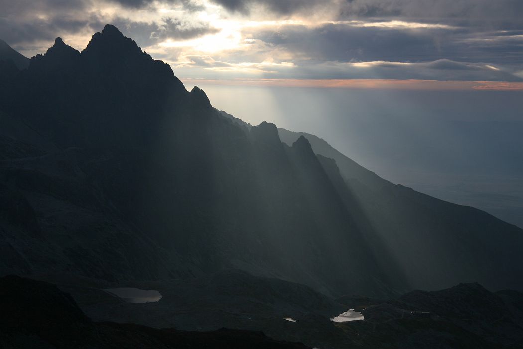 prostredny_hrot_luce.jpg - Lúče ranného slnka cez Prostredný hrot