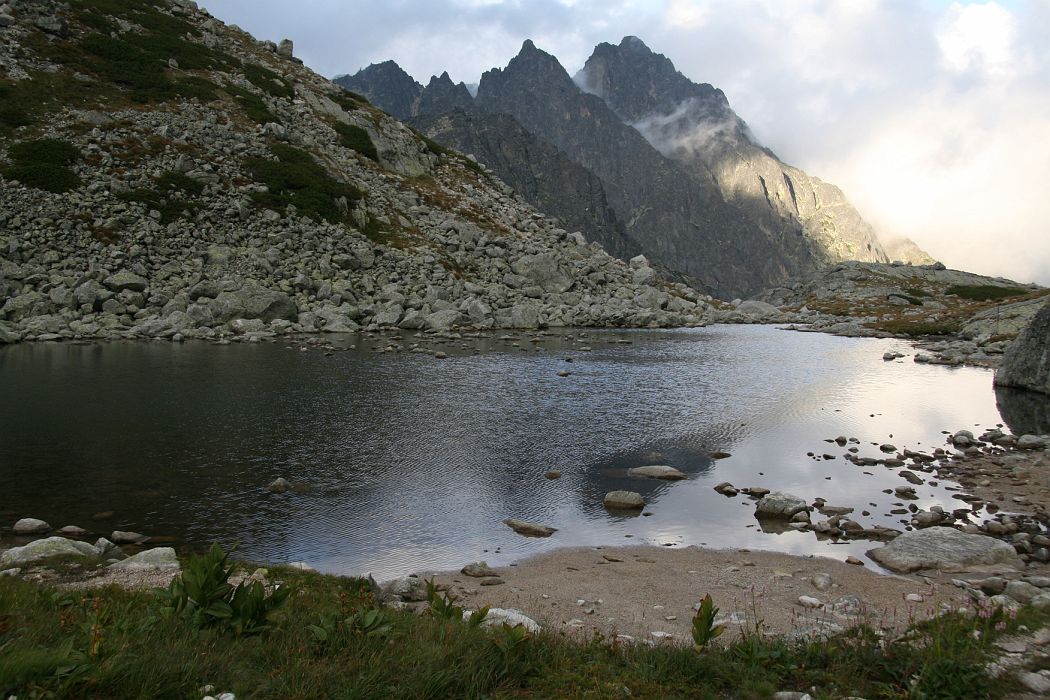 prostredny_hrot_sesterske_pleso.jpg - Prostredný hrot od Sesterského plesa