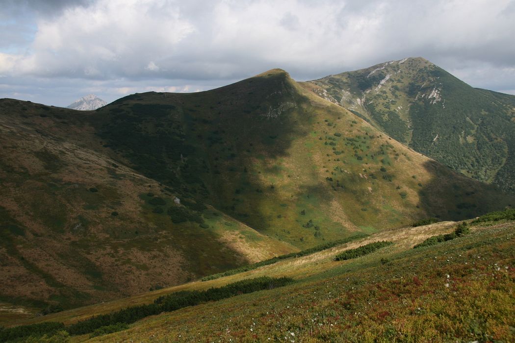 velky_krivan.jpg - Zľava Pekelník a Veľký Kriváň (1708m)