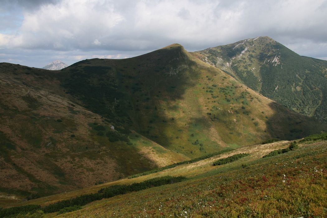 velky_krivan.jpg - Zľava Pekelník a Veľký Kriváň (1708m)