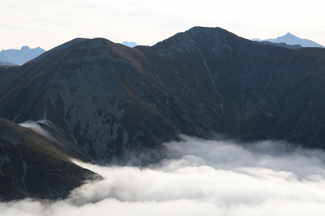 hruby_vrch_jakubina.jpg - Zľava Sedlo pod Hrubým, Hrubý vrch (2137m) a Jakubiná (2193m)