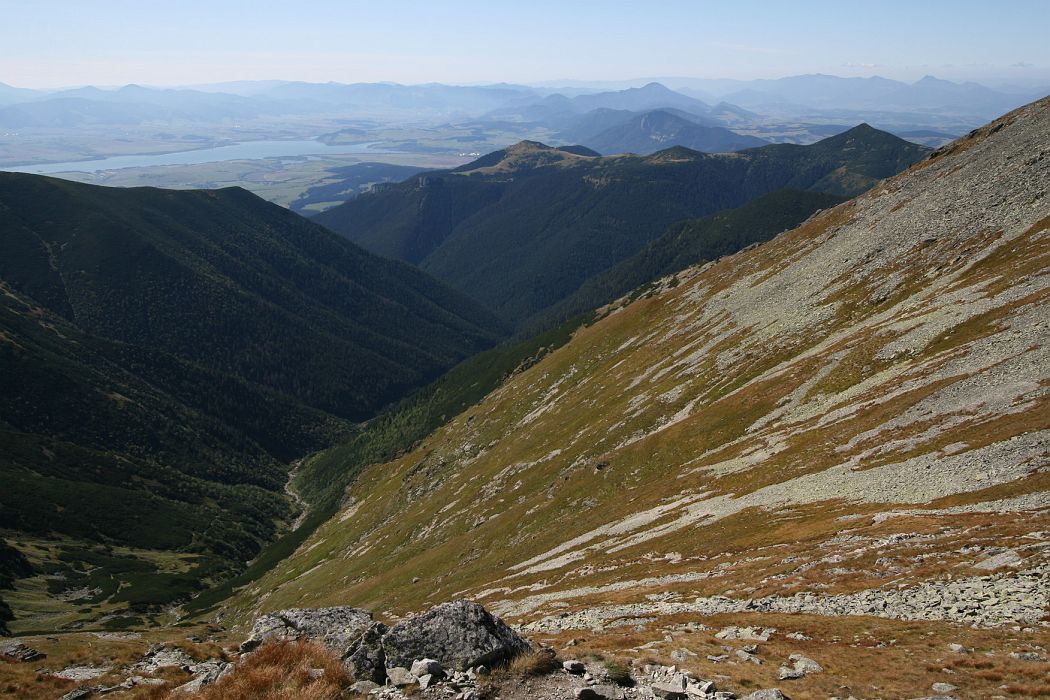 jalovska_dolina.jpg - Jalovská dolina, vzadu Chočské vrchy, vpravo vzadu Malá Fatra