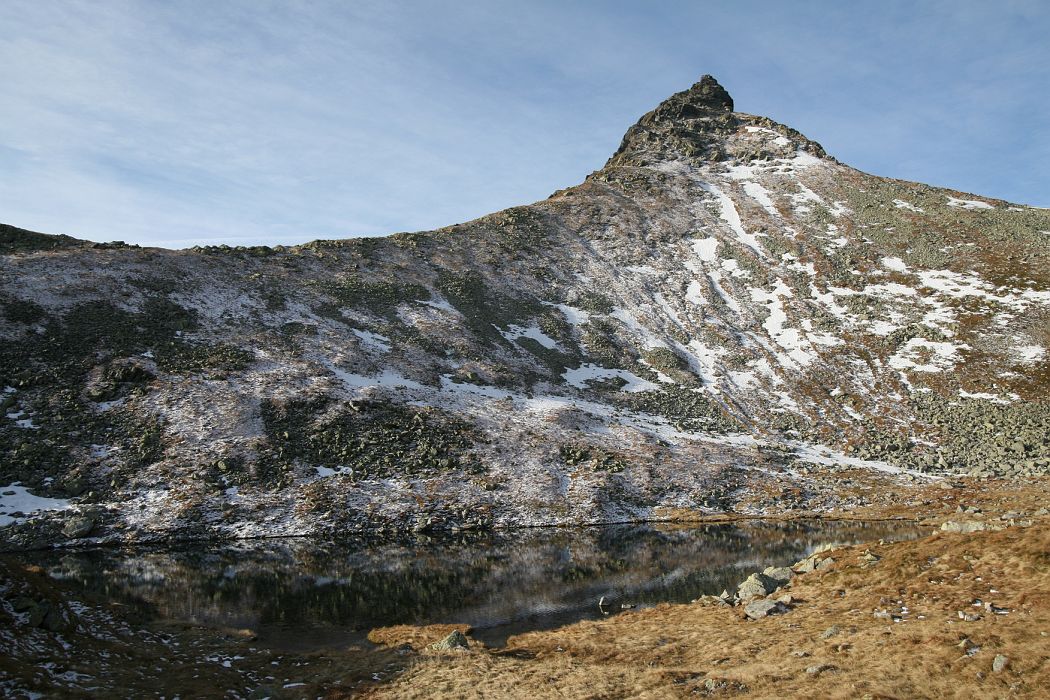 ostry_rohac_horne_jamnicke_pleso.jpg - Ostrý Roháč nad horným Jamnickým plesom