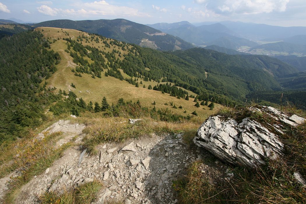 img_4142.jpg - Z Rakytovu na severovýchod. Vľavo Tanečnica (1460m)