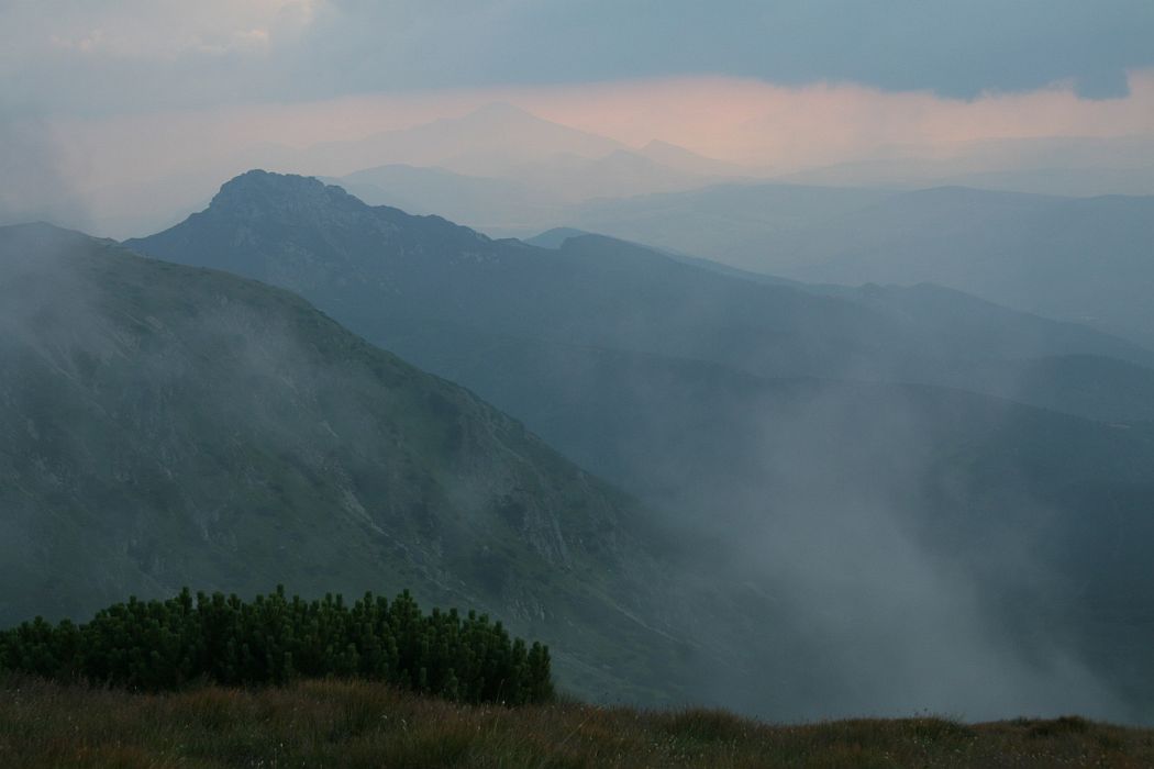 IMG_7390.JPG - Večerný pohľad z Brestovej (1902m) na Sivý vrch a Choč v pozadí