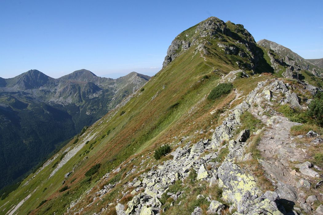 IMG_7766.JPG - Ostredok (2050m) - ten vyšší, sú tam dva, vľavo Roháče