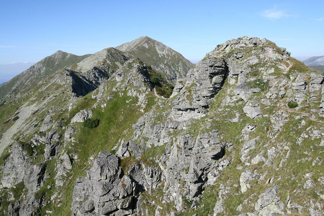 IMG_7784.JPG - Otrhance, vľavo Hrubý vrch (2137m) a v strede Jakubiná