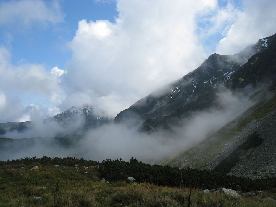 IMG_9772.JPG - Oblaky sa začali zdvíhať, vzadu zasnežený Volovec (2063m)