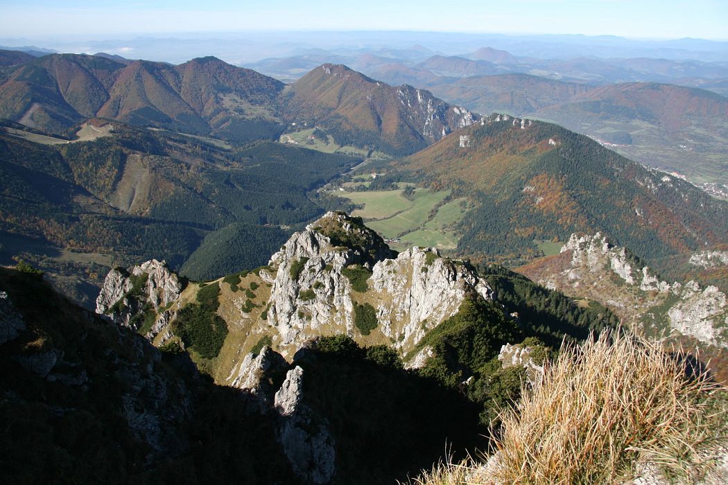 IMG_8599.JPG - Z Rozsutca - zprava Poludňové skaly, Boboty a Vrátna