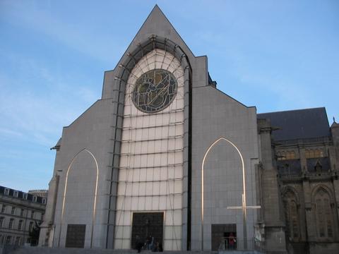 Mesto Lille - Star katedrla s novm predkom